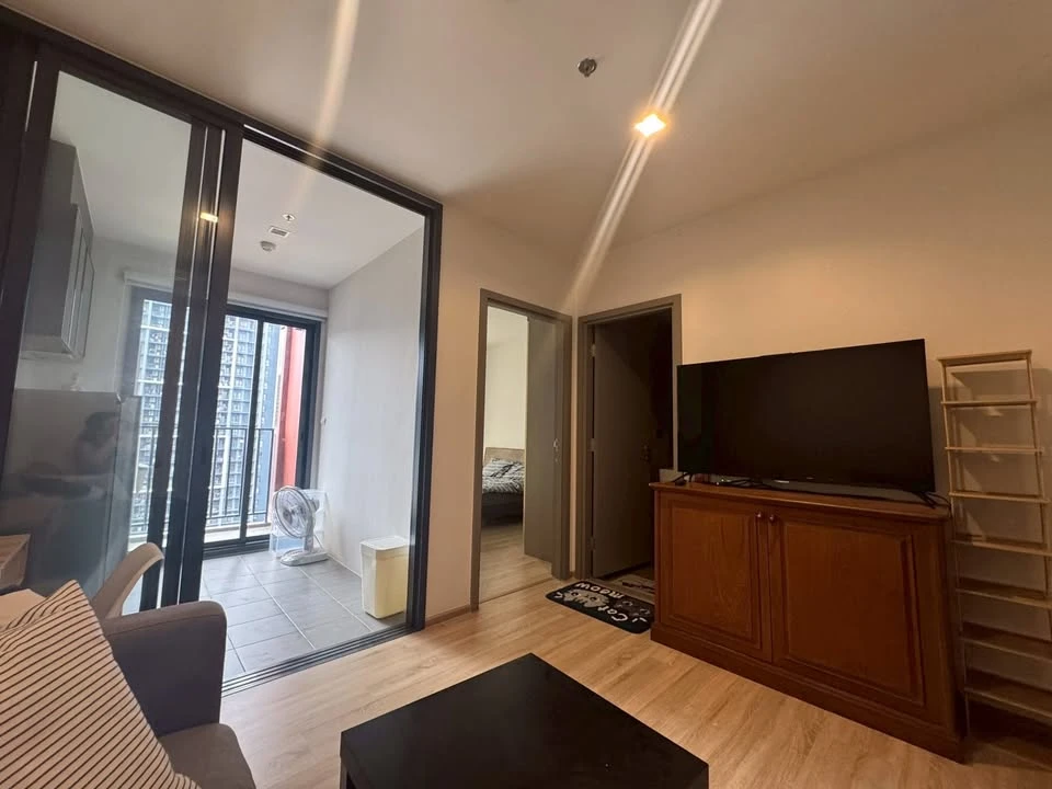 For rent: THE BASE Garden-Rama 9, 17th floor, fully furnished room, nice to live in, book now, don't miss out.