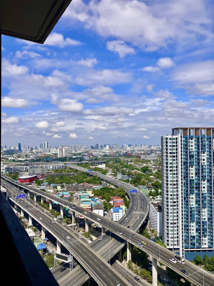 For rent: The Base Garden-Rama 9, fully furnished, all-inclusive. Just bring your suitcase and move in!