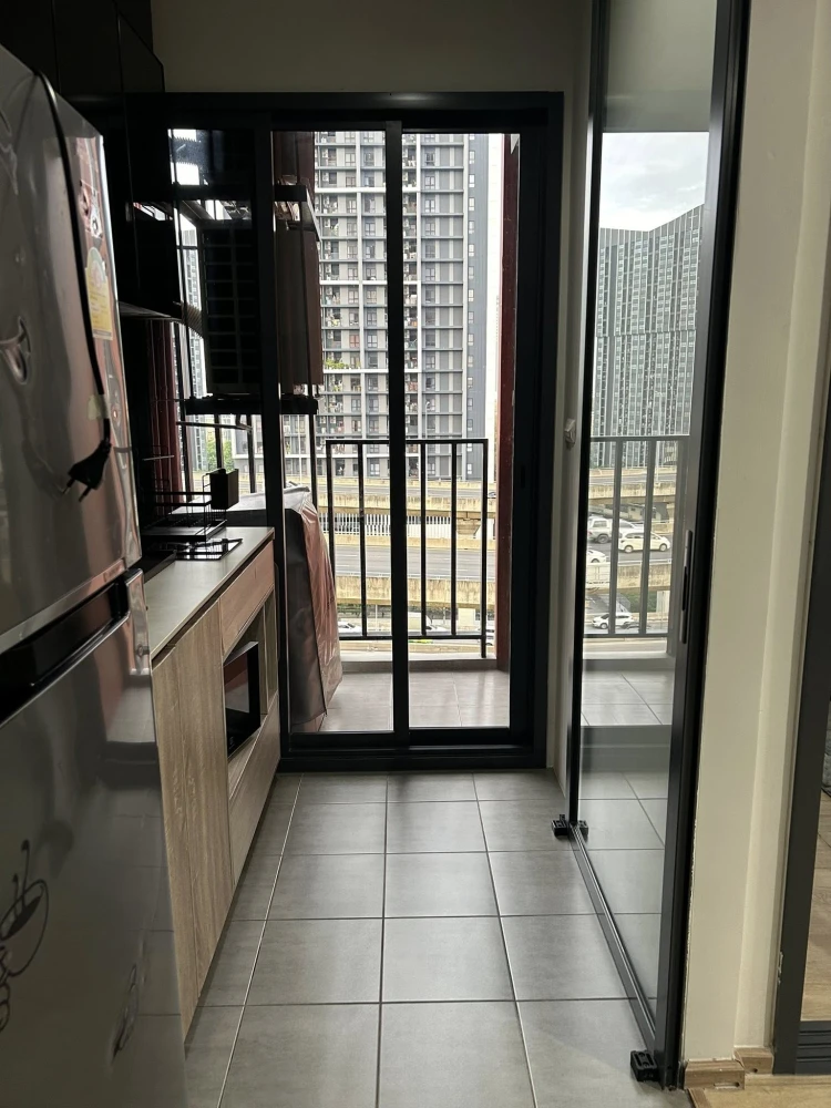 For rent: THE BASE Garden-Rama 9, high floor unit, spacious and comfortable. Book now!