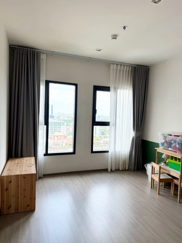 For rent: The Base Phetchaburi-Thonglor, large corner unit, fully furnished with appliances. Just bring your bags and move in!