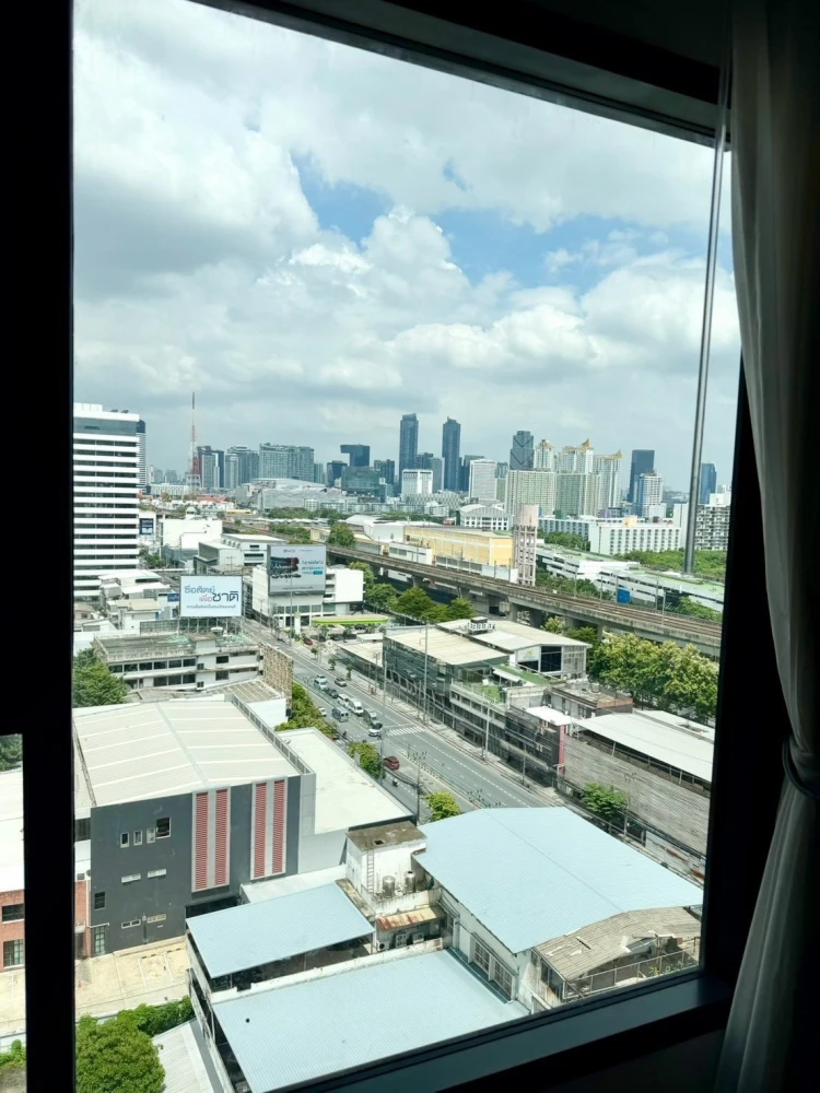 For rent: The Base Phetchaburi-Thonglor, large corner unit, fully furnished with appliances. Just bring your bags and move in!