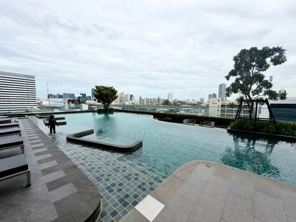For rent: The Base Phetchaburi-Thonglor, large corner unit, fully furnished with appliances. Just bring your bags and move in!