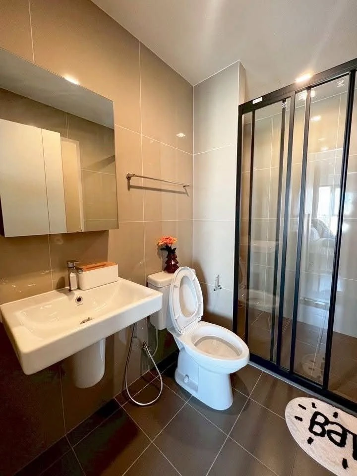 For rent: The Base Phetchaburi–Thonglor. Nicely decorated room with complete amenities. Fully furnished with appliances. Book now!