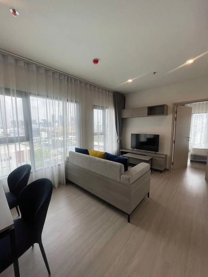 For rent: The Base Phetchaburi–Thonglor. Nicely decorated room with complete amenities. Fully furnished with appliances. Book now!