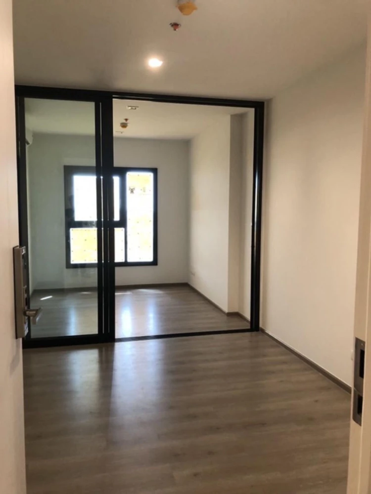For rent: THE BASE Phetkasem, 10th floor, empty room, spacious, airy, open. If interested, hurry and reserve now.