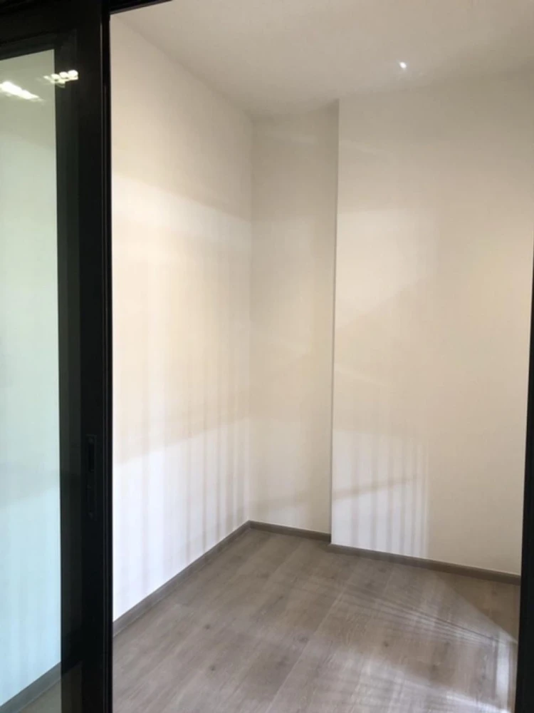 For rent: THE BASE Phetkasem, 10th floor, empty room, spacious, airy, open. If interested, hurry and reserve now.