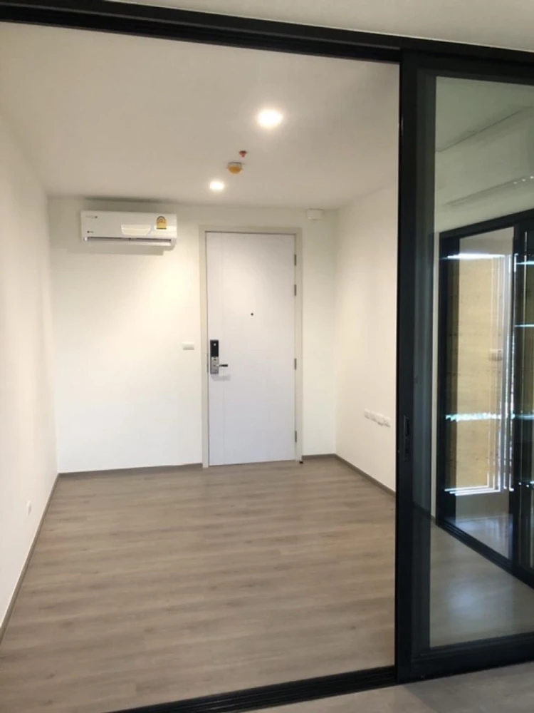 For rent: THE BASE Phetkasem, 10th floor, empty room, spacious, airy, open. If interested, hurry and reserve now.