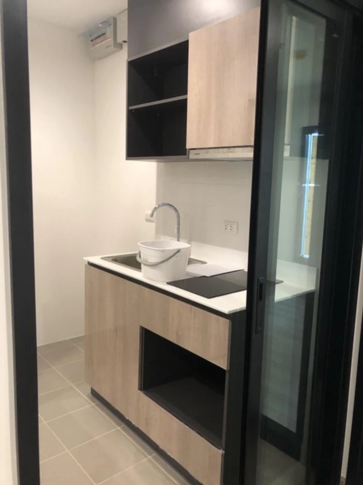 For rent: THE BASE Phetkasem, 10th floor, empty room, spacious, airy, open. If interested, hurry and reserve now.