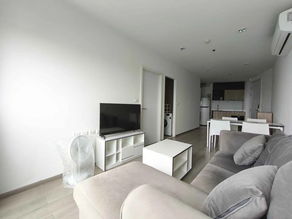 For rent: THE BASE PHETKASEM, ready-to-move-in unit, fully furnished, high floor, spacious and comfortable. Book now!