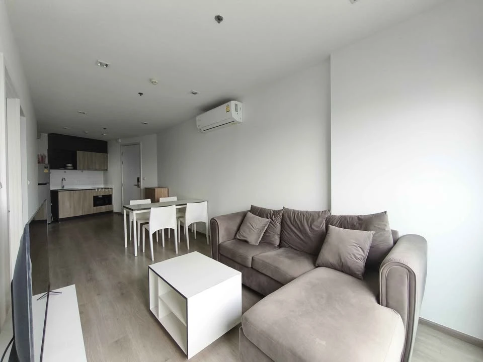 For rent: THE BASE PHETKASEM, ready-to-move-in unit, fully furnished, high floor, spacious and comfortable. Book now!
