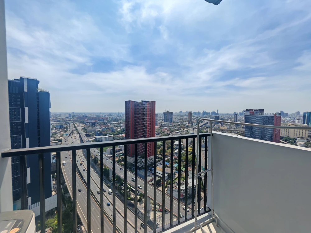 For rent: The Base Rama 9–Ramkhamhaeng, corner unit, private, 33rd floor, expressway view. Everything you need is here. Book now!