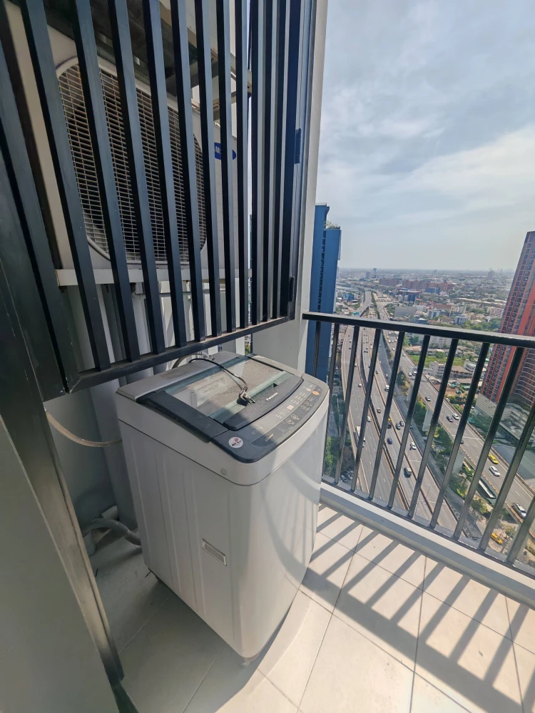 For rent: The Base Rama 9–Ramkhamhaeng, corner unit, private, 33rd floor, expressway view. Everything you need is here. Book now!