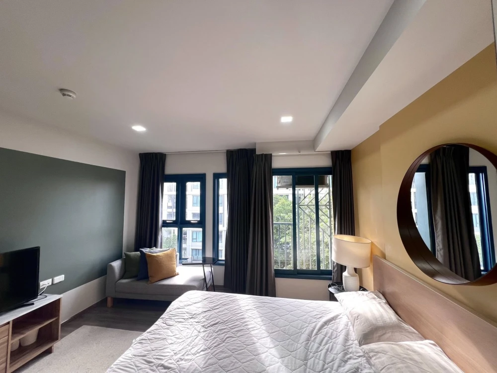 For rent: The Base Sukhumvit 50, 6th floor, fully furnished room with furniture and appliances. Reserve now, urgently.