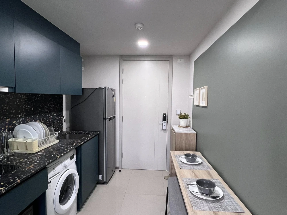 For rent: The Base Sukhumvit 50, 6th floor, fully furnished room with furniture and appliances. Reserve now, urgently.