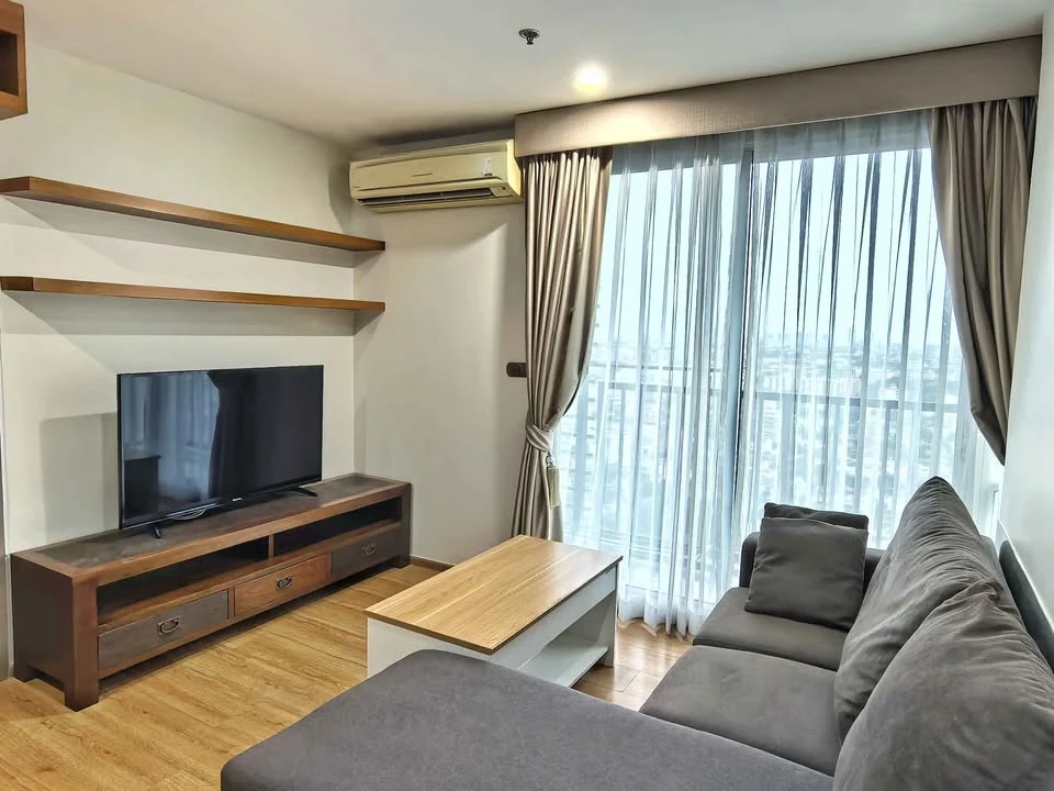 For Rent: The Base Sukhumvit 77 – 1-bedroom corner unit on the 24th floor. Features views towards Bangna/Outer Sukhumvit and comes fully furnished.