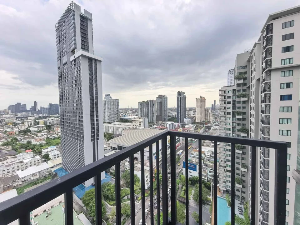 For Rent: The Base Sukhumvit 77 – 1-bedroom corner unit on the 24th floor. Features views towards Bangna/Outer Sukhumvit and comes fully furnished.