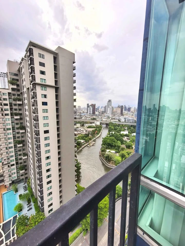 For Rent: The Base Sukhumvit 77 – 1-bedroom corner unit on the 24th floor. Features views towards Bangna/Outer Sukhumvit and comes fully furnished.