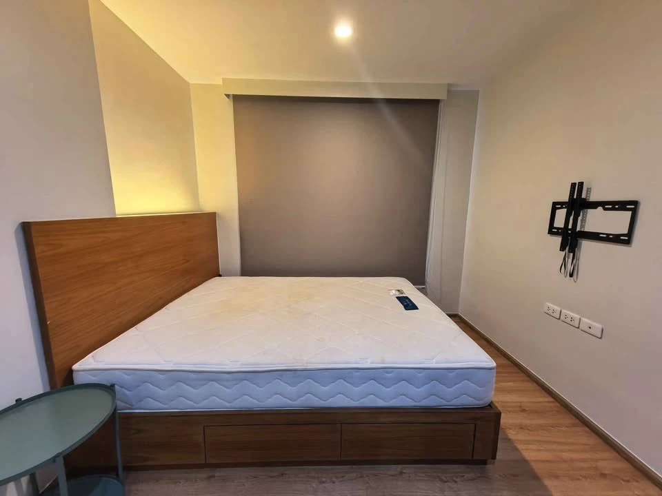 For Rent: The Base Sukhumvit 77 – 1-bedroom corner unit on the 24th floor. Features views towards Bangna/Outer Sukhumvit and comes fully furnished.