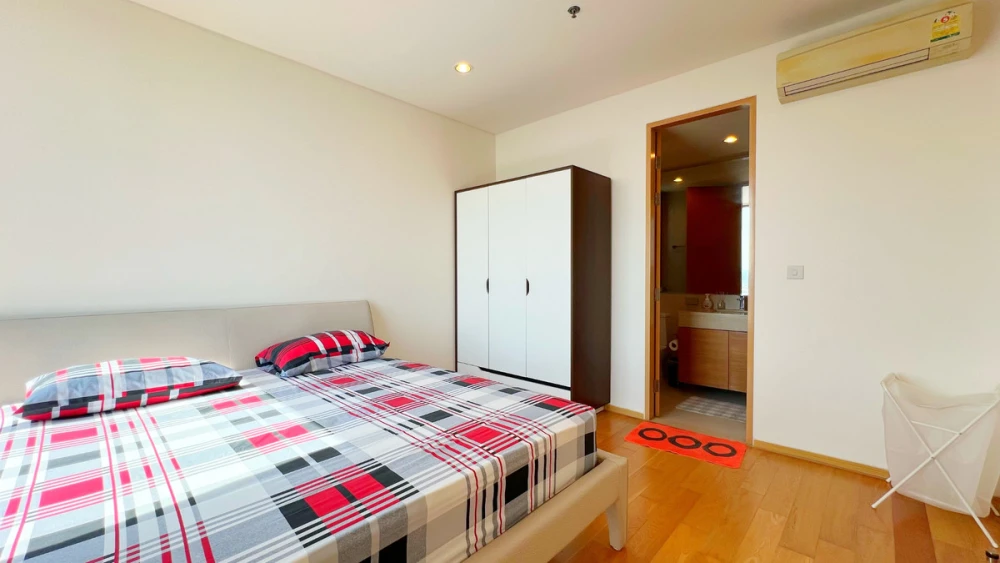 For rent: The Breeze Narathiwas. Nice room, fully furnished. Book now!