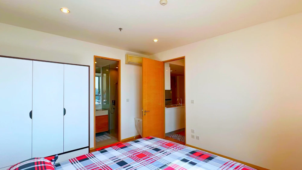 For rent: The Breeze Narathiwas. Nice room, fully furnished. Book now!
