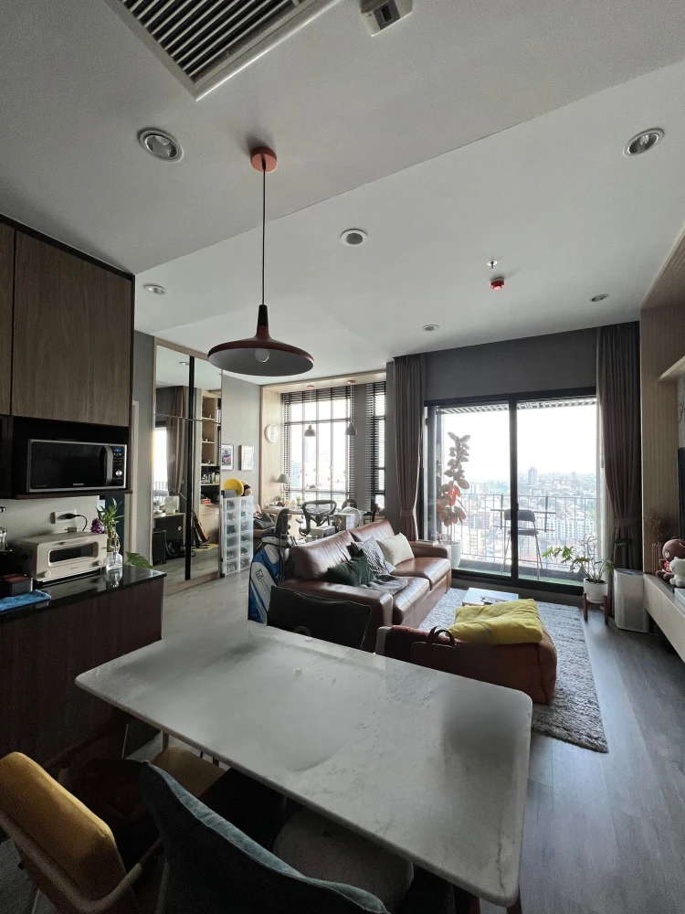 For rent: The Capital Ekkamai-Thonglor, 2.8 m high ceiling room, 22nd floor, beautiful view, no buildings blocking the view, north facing, not hot all