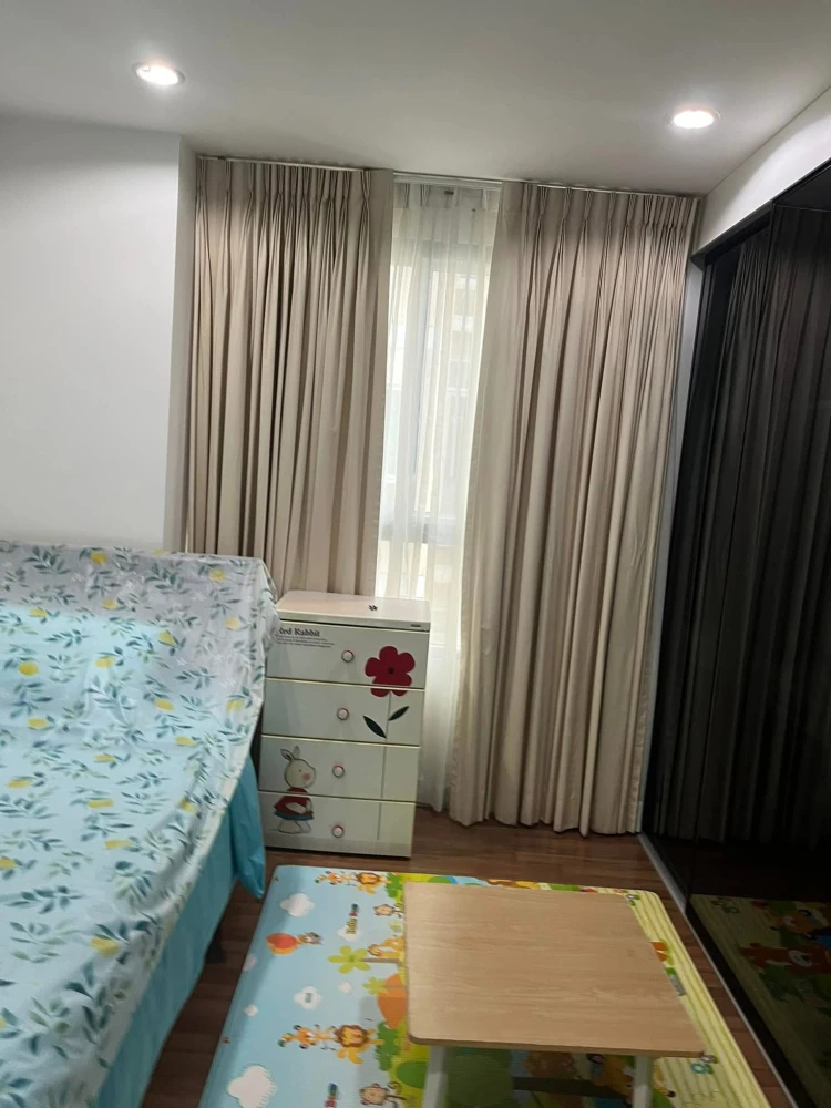 For rent: The Clover Thonglor, corner room, swimming pool view, 7th floor, fully furnished, can't you book it?