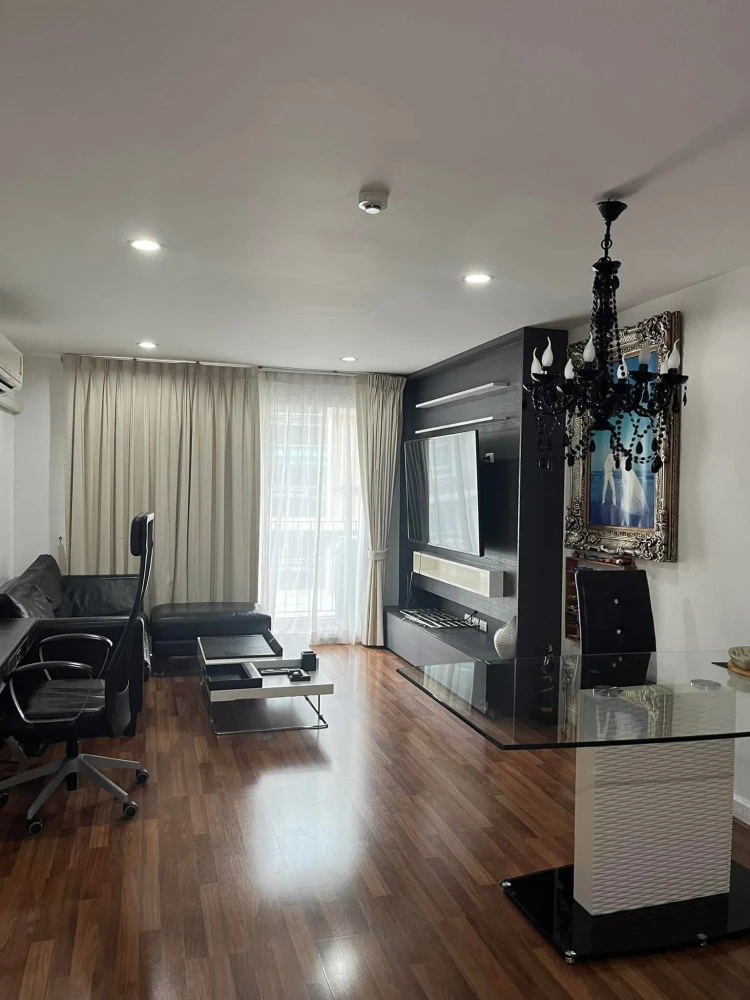 For rent: The Clover Thonglor, corner room, swimming pool view, 7th floor, fully furnished, can't you book it?
