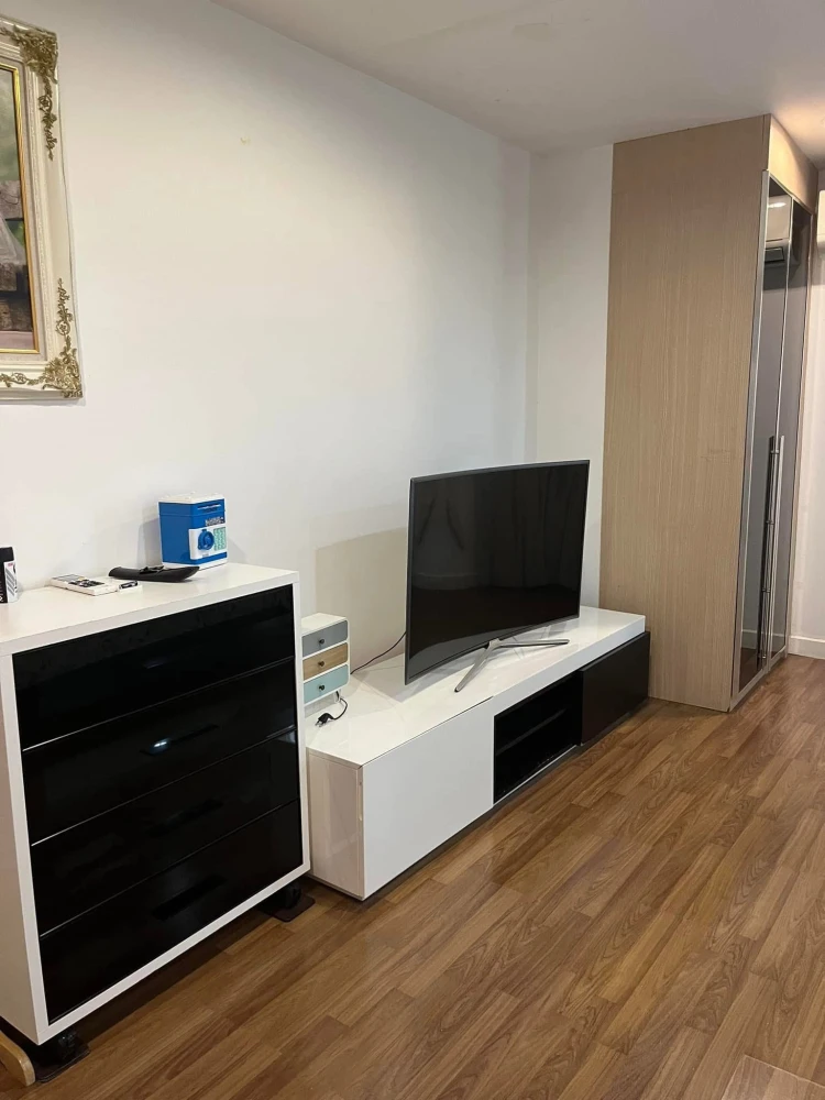 For rent: The Clover Thonglor, corner room, swimming pool view, 7th floor, fully furnished, can't you book it?