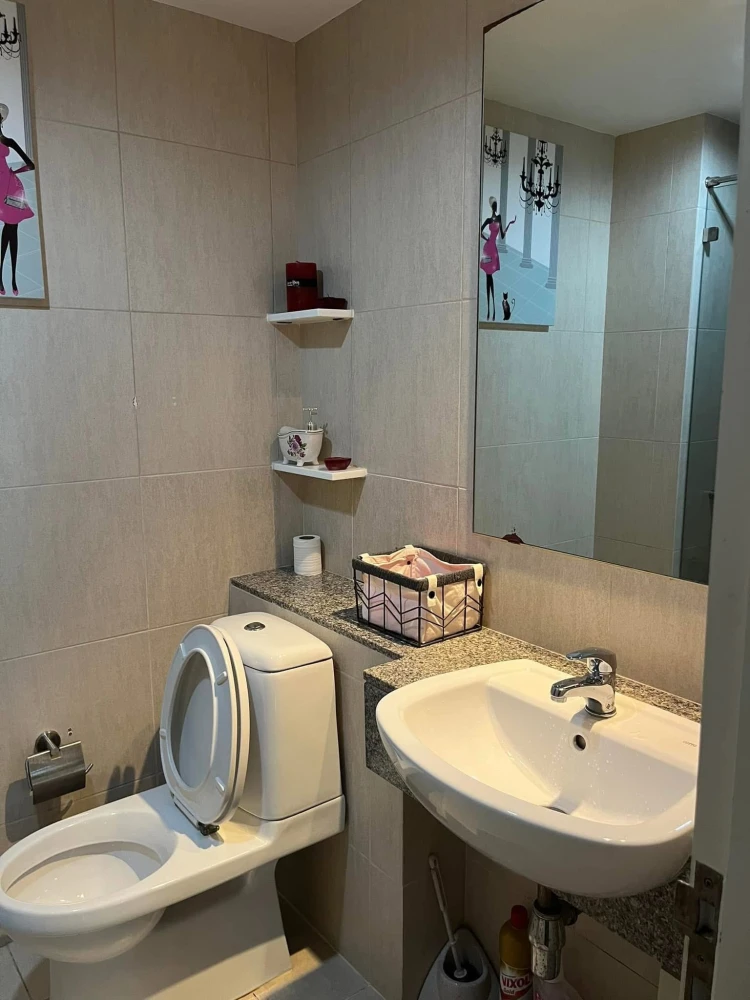 For rent: The Clover Thonglor, corner room, swimming pool view, 7th floor, fully furnished, can't you book it?