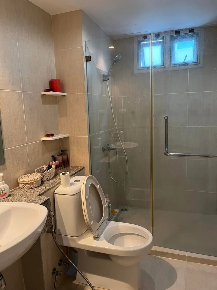 For rent: The Clover Thonglor, corner room, swimming pool view, 7th floor, fully furnished, can't you book it?