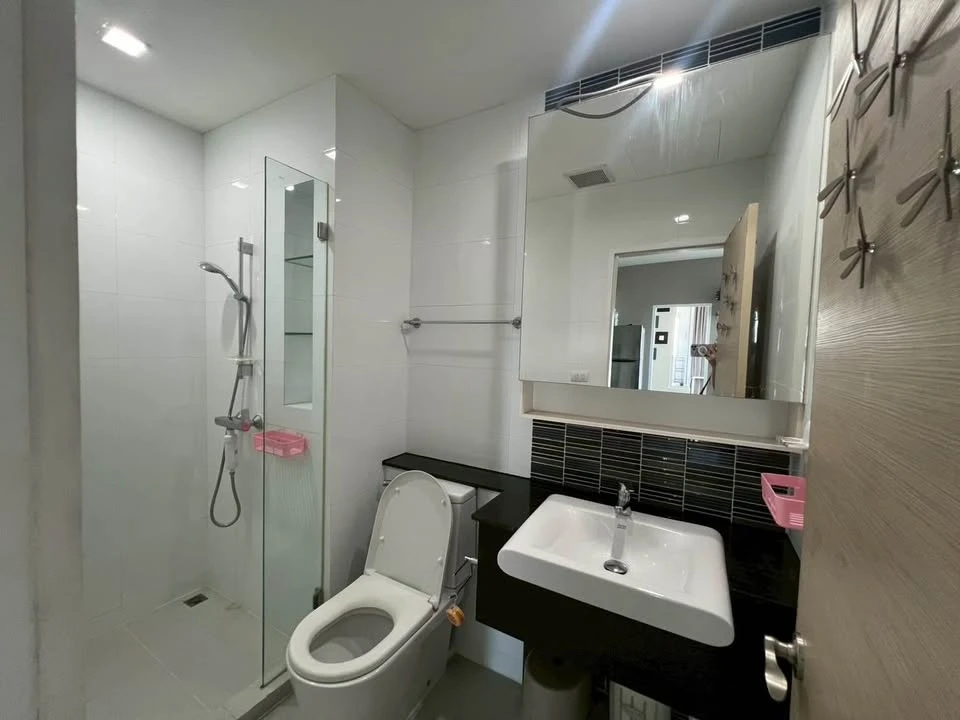 For rent: The Coast Bangkok, 2 bedrooms, spacious living area, fully furnished with built-in furniture, beautiful view. Book now!