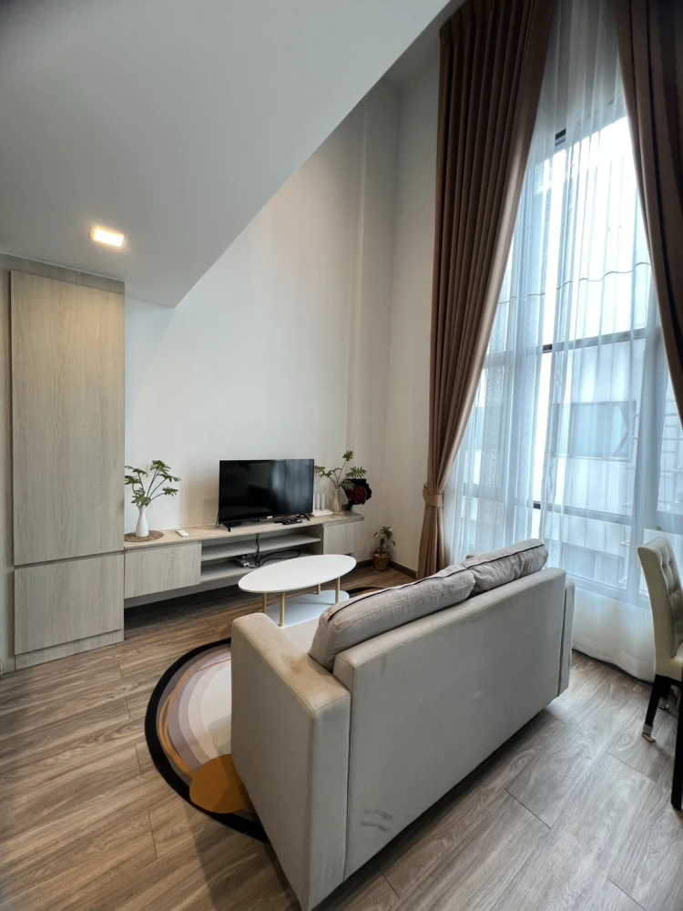 For rent: The Collect Ratchada 32, 5th floor, fully furnished unit, very livable. Book now!
