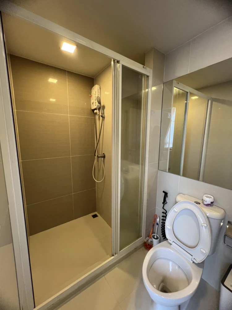 For rent: The Collect Ratchada 32, 5th floor, fully furnished unit, very livable. Book now!