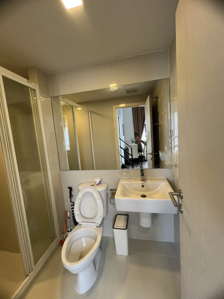 For rent: The Collect Ratchada 32, 5th floor, fully furnished unit, very livable. Book now!