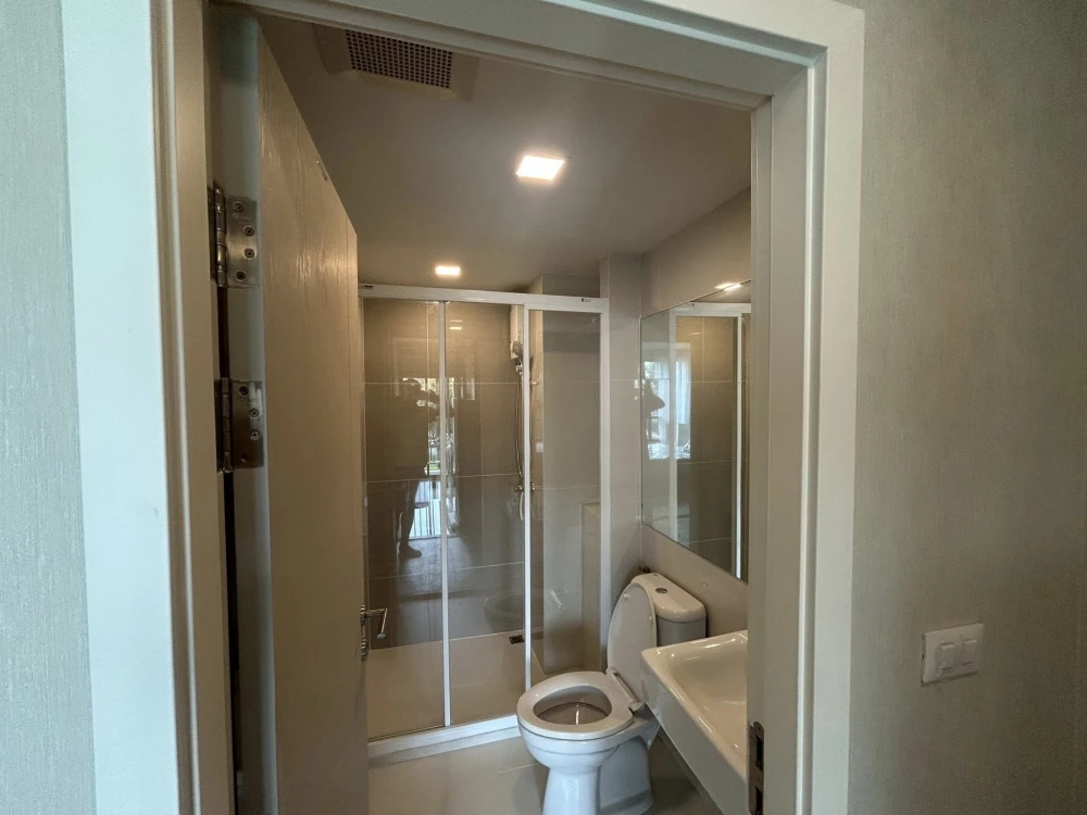 For rent: The Collect Ratchada 32, ready-to-move-in unit with complete amenities. Amazing price! Book today!