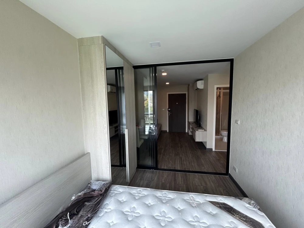 For rent: The Collect Ratchada 32, ready-to-move-in unit with complete amenities. Amazing price! Book today!