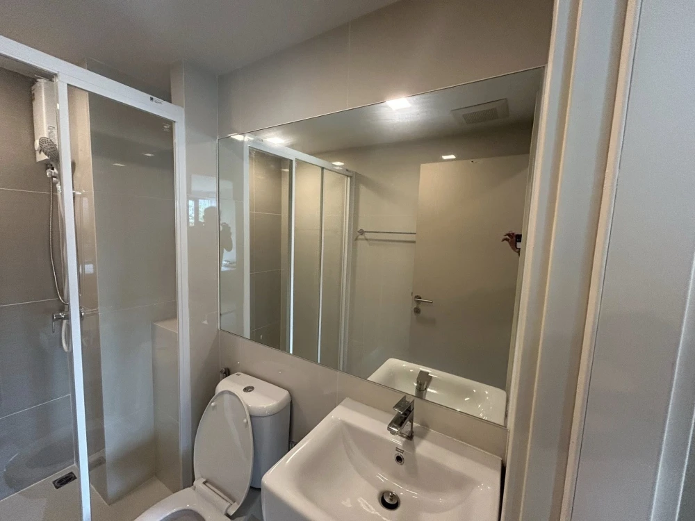 For rent: The Collect Ratchada 32, ready-to-move-in unit with complete amenities. Amazing price! Book today!