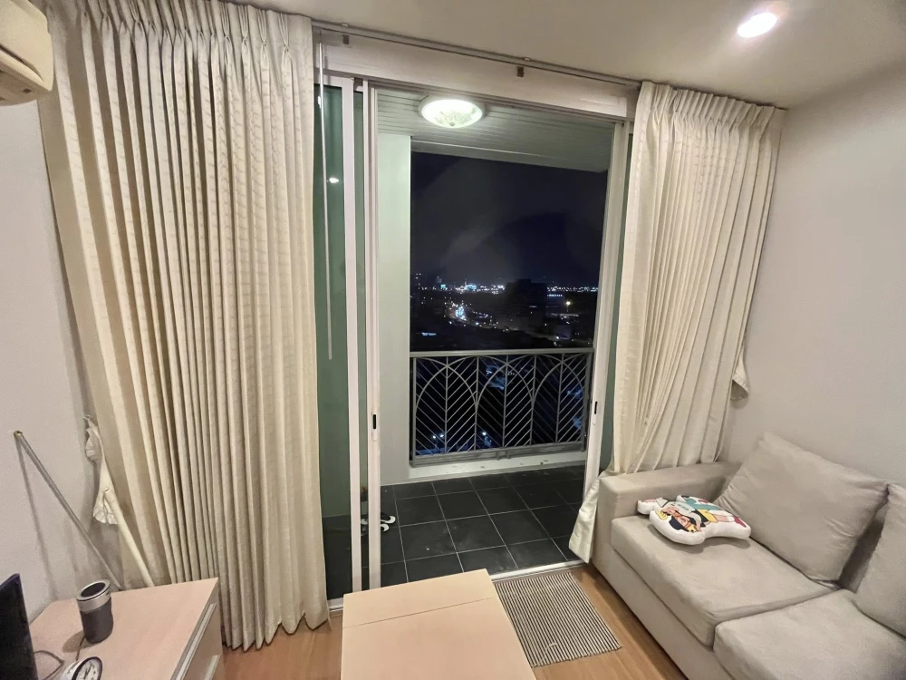 For rent: The Complete Narathiwat, city view, great atmosphere, fully furnished, ready to move in.