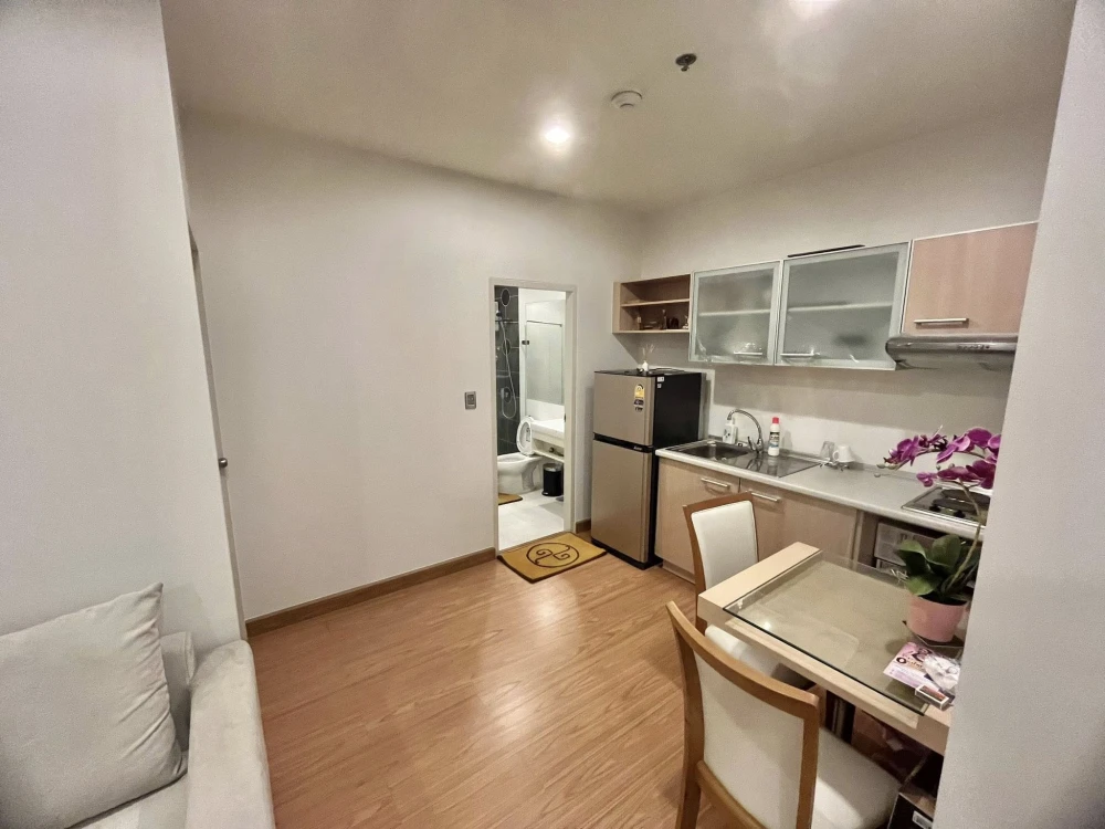 For rent: The Complete Narathiwat, city view, great atmosphere, fully furnished, ready to move in.