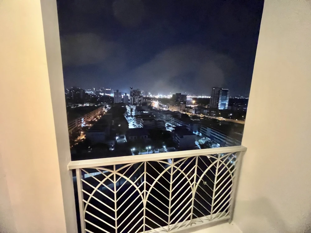 For rent: The Complete Narathiwat, city view, great atmosphere, fully furnished, ready to move in.