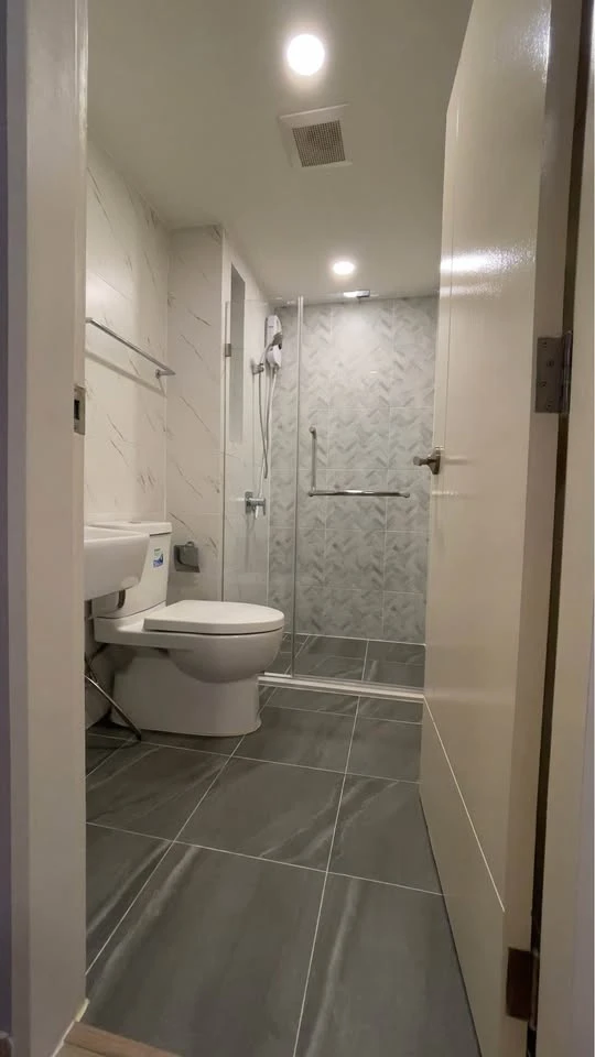 For rent: The Coopers Sukhumvit 64, 7th floor, harbor view, fully furnished and equipped, ready to move in.