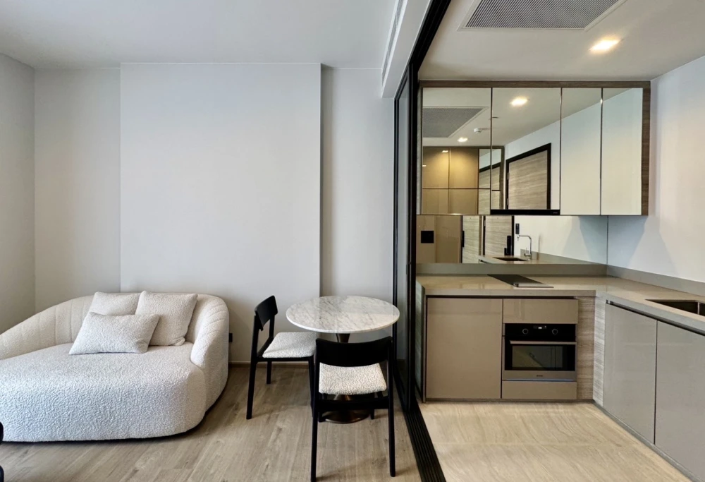 For rent: The Crest Park Residence, beautiful room plan, large room size, can actually live in, view of Chatuchak Park, never blocked view, must book.