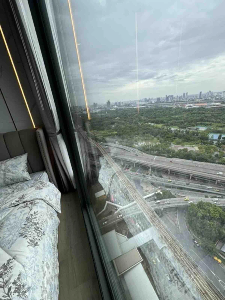For rent: The Crest park residences, high floor, view of Chatuchak Park, 3-meter ceiling, built-in, everything complete, just bring your bag and move