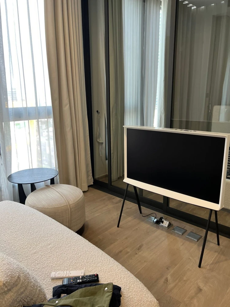 For rent: The Crest Park Residences, corner unit next to the fire escape, very private, with Union Mall view. Book now!