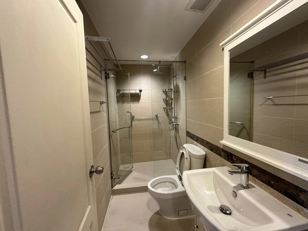 For rent: The Crest Phahonyothin 11. Large, comfortable unit with complete furniture and appliances. Ready to move in.