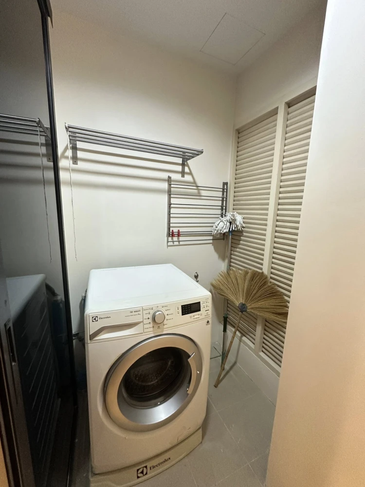 For rent: The Crest Phahonyothin 11. Large, comfortable unit with complete furniture and appliances. Ready to move in.