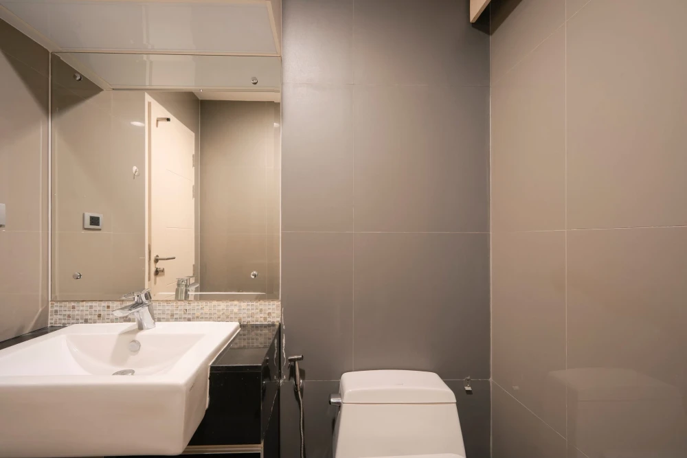 For rent: The Crest Sukhumvit 34. Spacious and comfortable unit with ample living space. Convenient and fully equipped. Book today! Don't miss out!