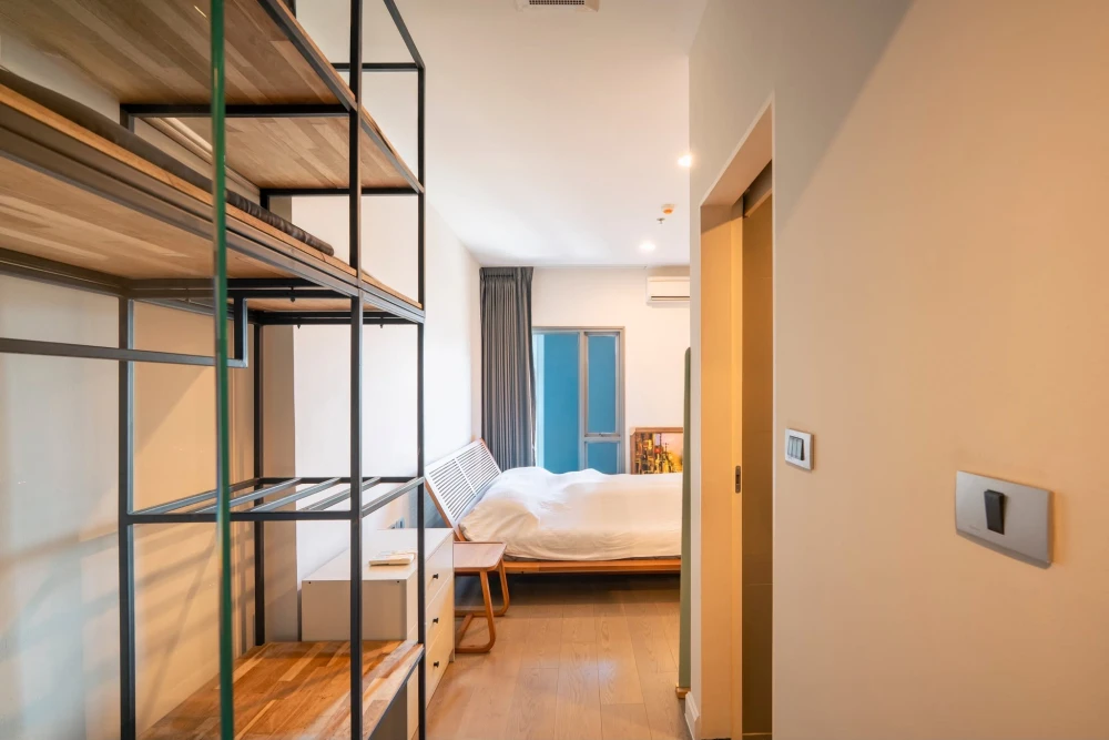 For rent: The Crest Sukhumvit 34. Spacious and comfortable unit with ample living space. Convenient and fully equipped. Book today! Don't miss out!