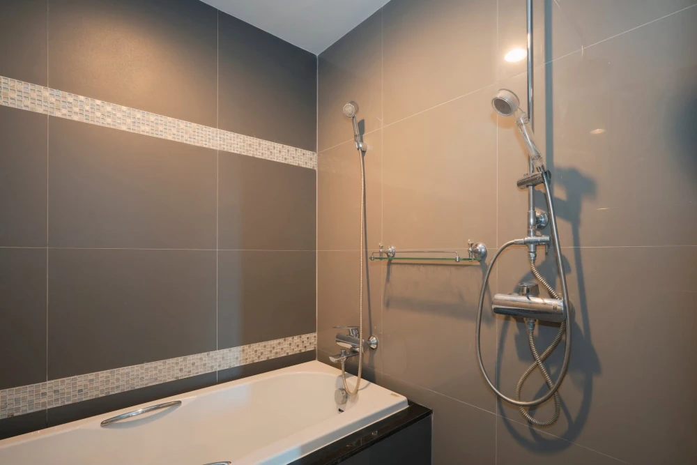 For rent: The Crest Sukhumvit 34. Spacious and comfortable unit with ample living space. Convenient and fully equipped. Book today! Don't miss out!