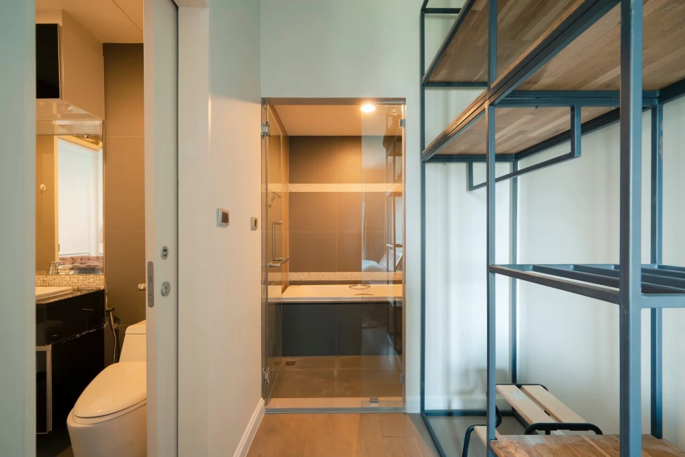 For rent: The Crest Sukhumvit 34. Spacious and comfortable unit with ample living space. Convenient and fully equipped. Book today! Don't miss out!